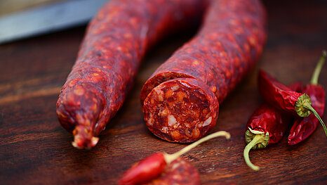 rúdáru és kolbász töltés , klipszelés , füstölés rúdáru és kolbász töltés , klipszelés , füstölés