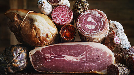 Pácolt, érlelt sonkák Nyers, pácolt és érlelt hús- és sonkafélék – minőségi húsipari termékek