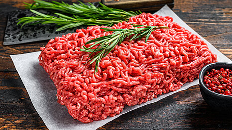 Darált sertés, marha, pulyka és szárnyas darálthús feldolgozása professzionális gépekkel a Project Foodtól Ipari húsdaráló és keverőgépek darálthús feldolgozásához