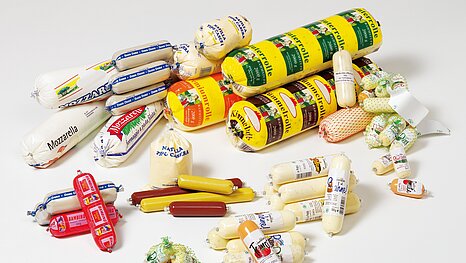 Feldolgozott sajtfélék töltése és klipszelése – Project Food gépekkel Feldolgozott sajtfélék töltése és klipszelése Project Food élelmiszeripari gépekkel