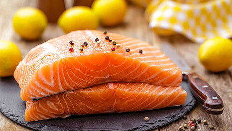 Hal feldolgozás gépekkel – Project Food Hal feldolgozó gépek: tumblerezés, füstölés, szeletelés és formázás