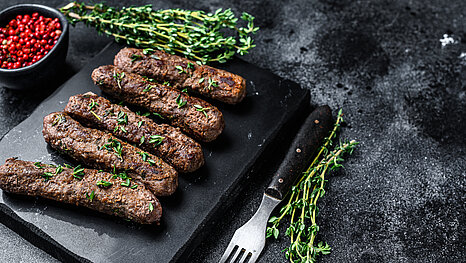 Cevapcici formázás ipari hústöltőgéppel – tökéletes hús rudak a Project Food gépeivel Cevapcici formázó egység ipari hústöltőgéphez, darálthús rudakhoz