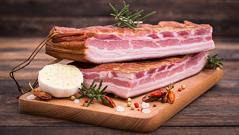 Bacon, szalonna, füstölt és pácolt húsfélék – prémium húsipari termékek gyártása Bacon, szalonna, füstölt és pácolt húsfélék – prémium húsipari termékek gyártása