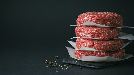 Hamburger pogácsa formázás ipari darálthús-töltő géppel – Project Food Ipari hamburgerpogácsa formázása darálthús-töltő géppel, rozsdamentes acél kialakítással